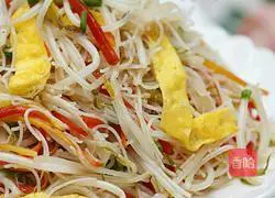Illustration of how to make fried noodles with mung bean sprouts 17