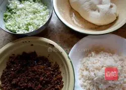 Illustration of how to make pork and lotus root stuffed buns 7