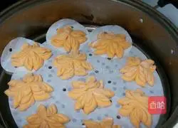 Illustration of how to make pumpkin and chrysanthemum steamed buns 16