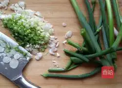 Illustration of how to make multi-grain pancakes with scallion dough 1