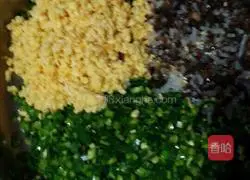 Illustration of how to make dumplings filled with leek, fungus, egg vermicelli and vermicelli 1