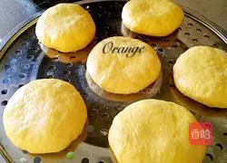 Illustration of how to make pumpkin flat steamed buns 10