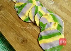 Illustration of how to make rainbow dumplings 9