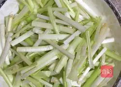 Illustration of how to make stir-fried noodles with leek yolk and egg 1
