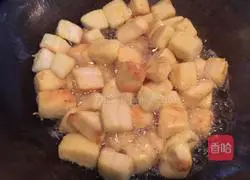 Illustration of how to make fried steamed buns with pepper and eggs 8