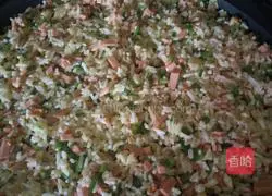 Illustration of how to make leftover rice and egg pancakes 2