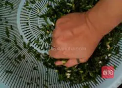 Illustration of how to make leek dumplings 6