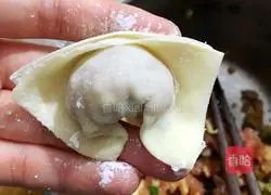 Illustration of how to make wonton noodles with minced pork in oil residue 5