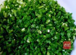 Illustration of how to make leek and meat dumplings 1