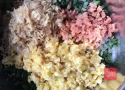 Illustration of how to make leek, egg and shrimp skin dumplings 4