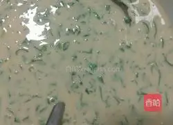 Illustration of how to make celery leaf pancakes 5