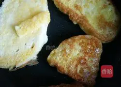 Illustration of how to make fried egg steamed bun slices 7