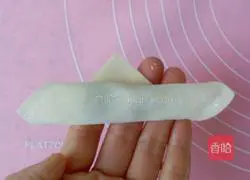 Illustration of how to make celery and pork wontons 14