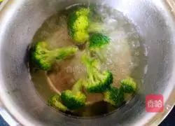 Illustration of how to make fried black rice with broccoli 4