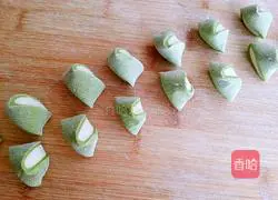 Illustration of how to make cabbage dumpling wrappers 8