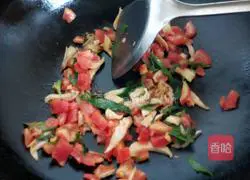 Illustration of how to make tomato, ham and egg fried noodles 12