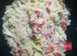 Illustration of how to make egg and vegetable fried rice 9