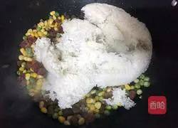 Illustration of how to make sausage fried rice 5
