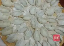 Three fresh stuffed dumplings Practice illustration 10