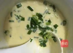 Illustration of how to make chive pancakes 4