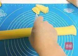 Illustration of how to make pumpkin milk-flavored steamed buns 14