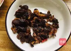 Illustration of how to make sauce-flavored beef brisket powder 1