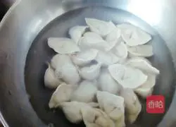 Illustration of how to make cabbage and pork wontons 12