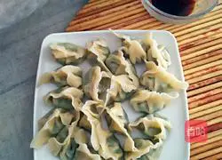 Illustration of how to make leek dumplings 9