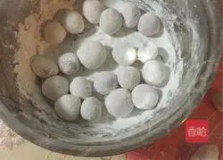 Illustration of how to make crystal bean paste dumplings 4