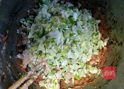 Illustration of how to make lotus root and pork dumpling stuffing 6