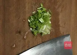 Illustration of how to make noodles with scallion oil 2
