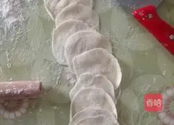 Illustration of how to make fungus, egg and shrimp dumplings 9