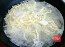 Illustration of how to make noodles with oyster sauce and tomato sauce 3