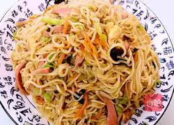 Illustration of how to make fried noodles with eggs, ham and vegetables 4