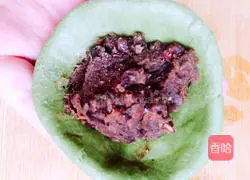 Illustration of how to make glutinous rice and red bean paste sunflower cake 8