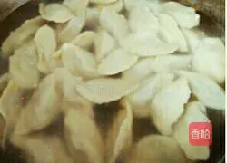 Illustration of how to make mutton and pickled cabbage dumplings 6