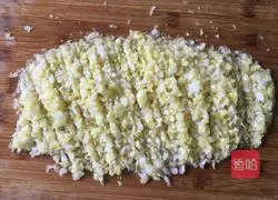 Illustration of how to wrap wontons 5