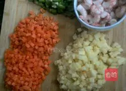 Illustration of how to make colorful shrimp fried rice 3