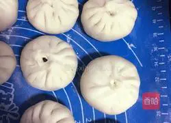 Illustration of how to make steamed buns with bean paste stuffing 5