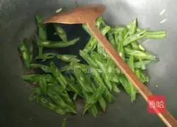 Illustration of how to make fried rice with beans and eggs 4