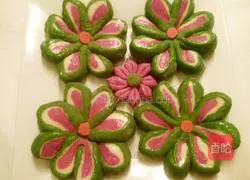 Illustration of how to make plum blossom steamed buns 14