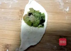 Illustration of how to make celery and pork wontons 7