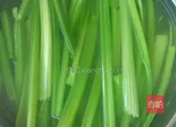 Illustration of how to make celery and meat dumplings 1