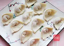 Illustration of how to make chicken and carrot wontons 13