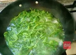 Illustration of how to make spiced egg and vegetable pancakes 1