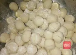 Illustration of how to make taro and leek meat dumplings 8