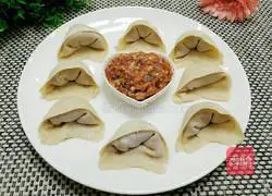 Illustration of how to make wonton stuffing 7