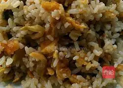 Illustration of how to make fried rice with golden mustard shreds 7