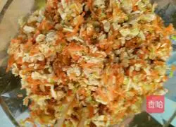 Illustration of how to make zucchini, radish and egg dumplings 3