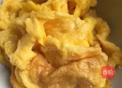 Illustration of how to make fried diced steamed buns with tomatoes, cucumbers and eggs 4